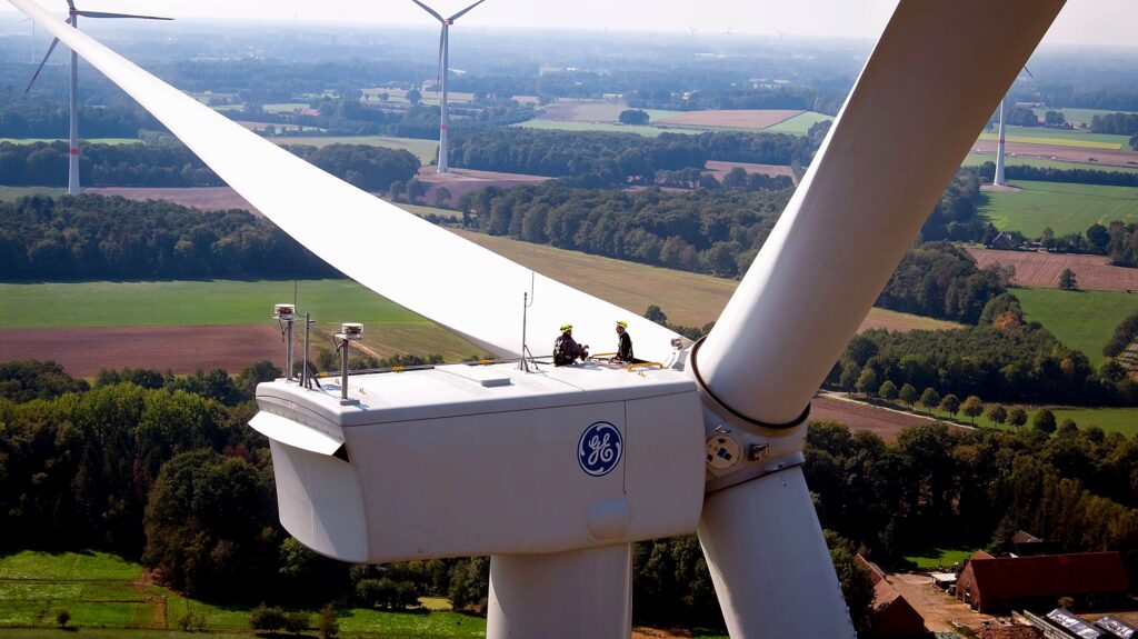 Servicetechniker auf der Gondel einer Windenergieanlage bei Legden
